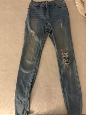 Women's Skinny Distressed Jeans in Light Blue Wash